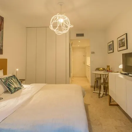 Centre Promenade With Terrace Next To The Sea In The Pedestrian Area * Nizza